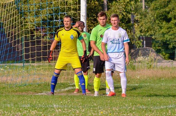 Group of people playing mini football Группа людей играющих в мини-футбол