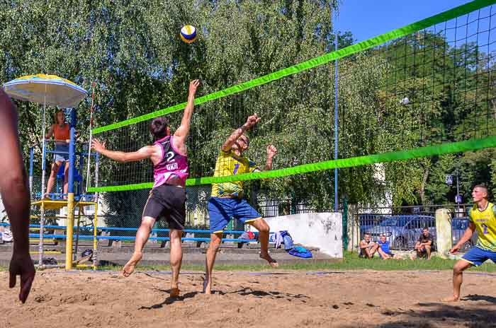 Group of people playing volleyball Группа людей играющих в волейбол