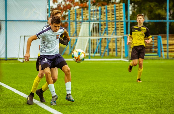 Group of people playing mini football Группа людей играющих в мини-футбол