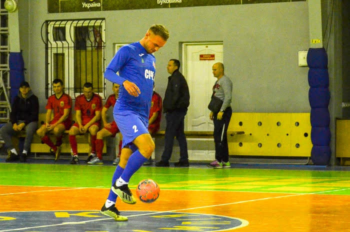 Group of people playing mini football Группа людей играющих в мини-футбол