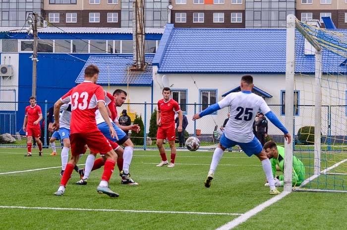 Group of people playing mini football Группа людей играющих в мини-футбол