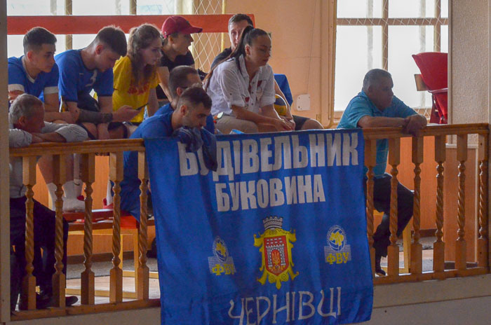 Group of people playing volleyball Группа людей играющих в волейбол