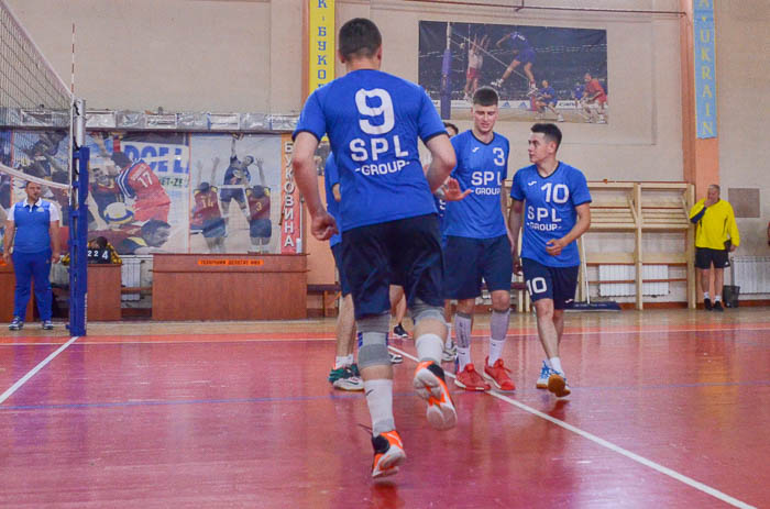 Group of people playing volleyball Группа людей играющих в волейбол