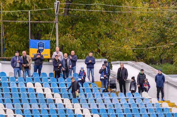 Group of people playing mini football Группа людей играющих в мини-футбол