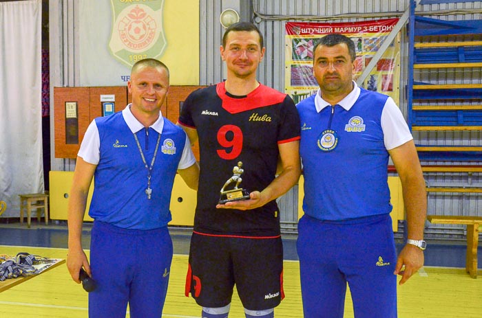 Group of people playing volleyball Группа людей играющих в волейбол