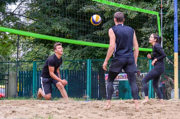 Group of people playing volleyball Группа людей играющих в волейбол