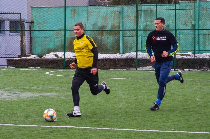 Group of people playing mini football Группа людей играющих в мини-футбол