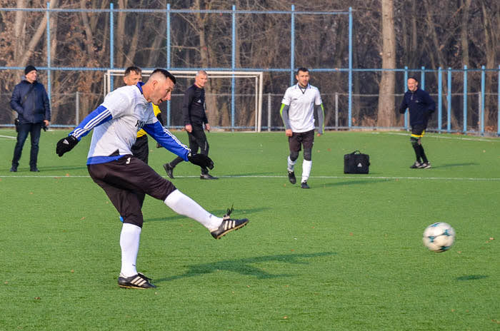 Group of people playing mini football Группа людей играющих в мини-футбол