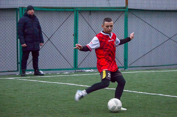 Group of people playing mini football Группа людей играющих в мини-футбол