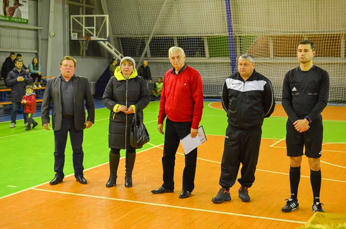 Group of people playing mini football Группа людей играющих в мини-футбол