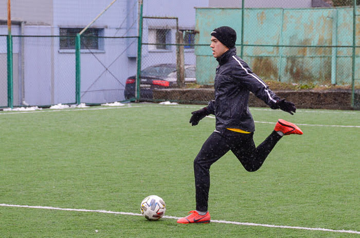 Group of people playing mini football Группа людей играющих в мини-футбол