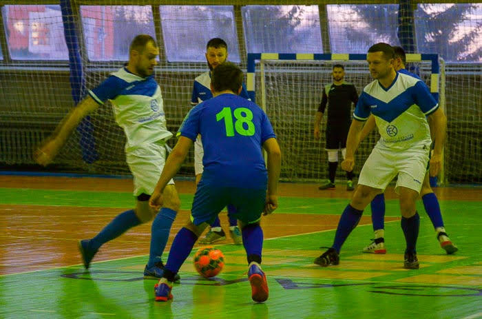 Group of people playing mini football Группа людей играющих в мини-футбол