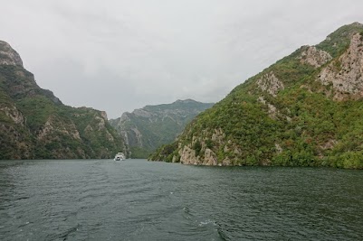 Fahrt auf dem Koman-Stausee.