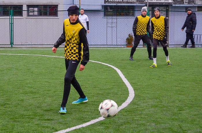 Group of people playing mini football Группа людей играющих в мини-футбол