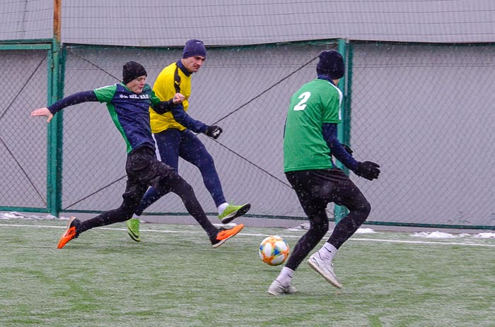 Group of people playing mini football Группа людей играющих в мини-футбол