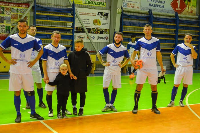 Group of people playing mini football Группа людей играющих в мини-футбол