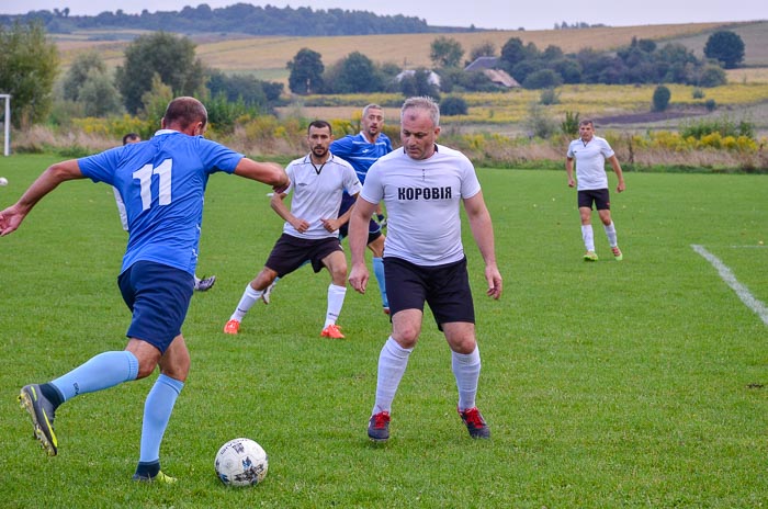 Group of people playing mini football Группа людей играющих в мини-футбол