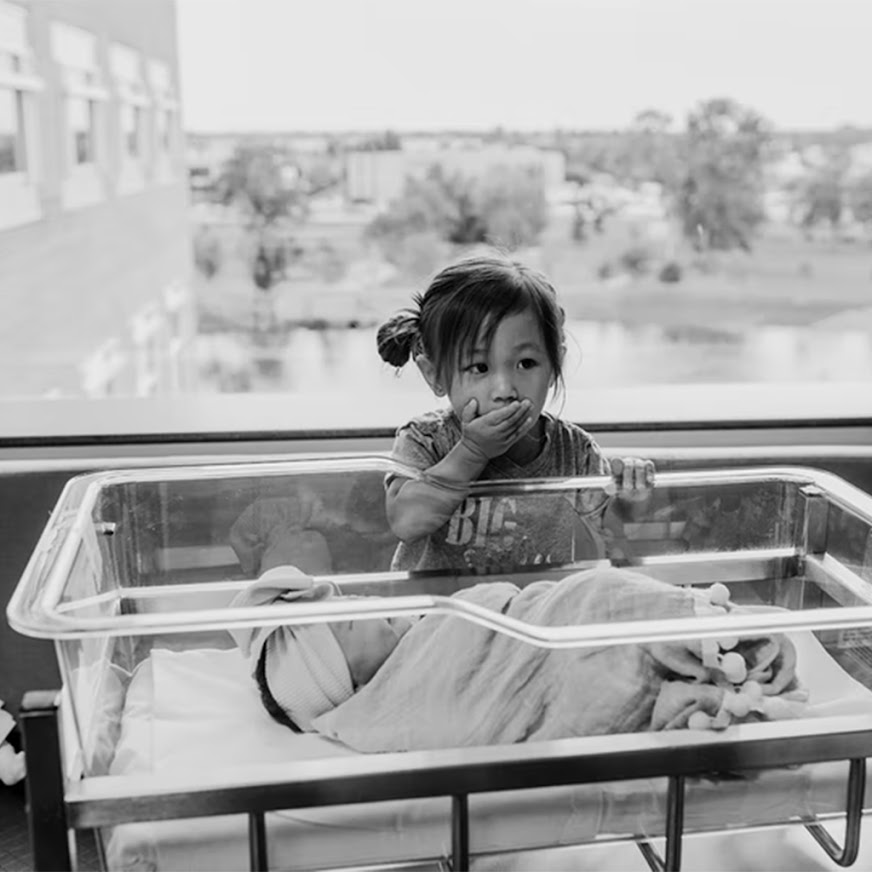 10 Moving Photos Of Siblings Meeting For The First Time