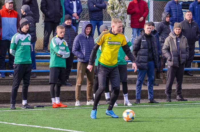 Group of people playing mini football Группа людей играющих в мини-футбол