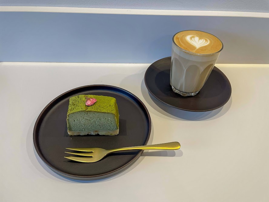 抹茶のチーズケーキとカフェラテ