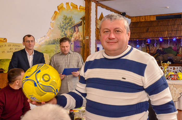 Group of people playing mini football Группа людей играющих в мини-футбол