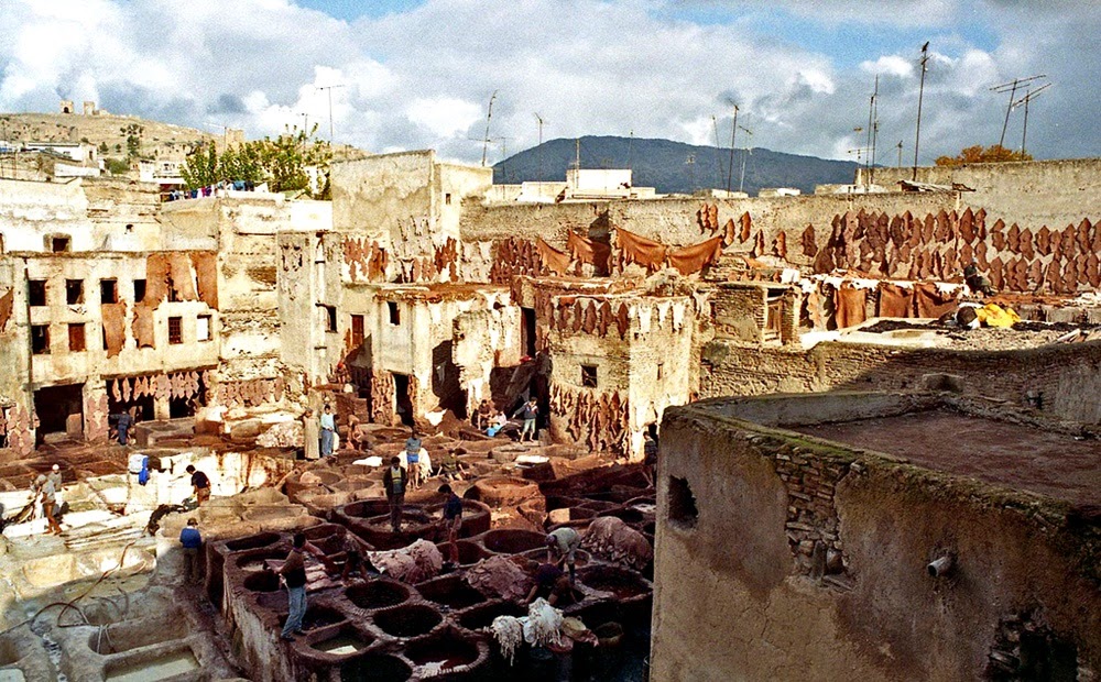 Os curtumes de couro em Fez no Marrocos