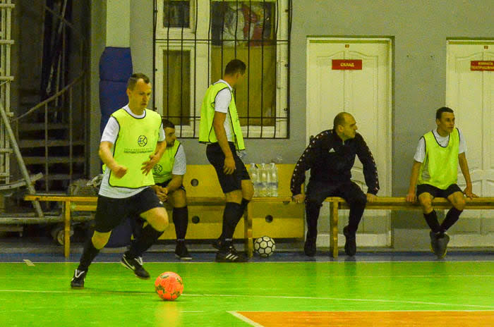 Group of people playing mini football Группа людей играющих в мини-футбол