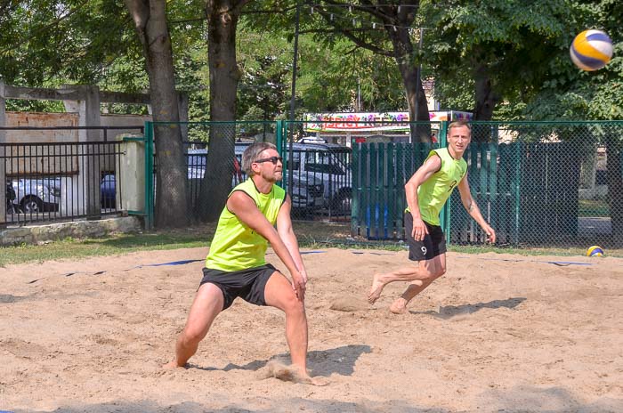 Group of people playing volleyball Группа людей играющих в волейбол