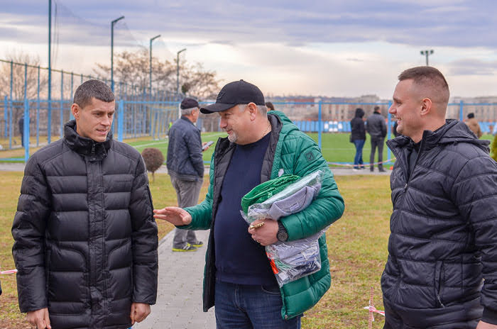 Group of people playing mini football Группа людей играющих в мини-футбол