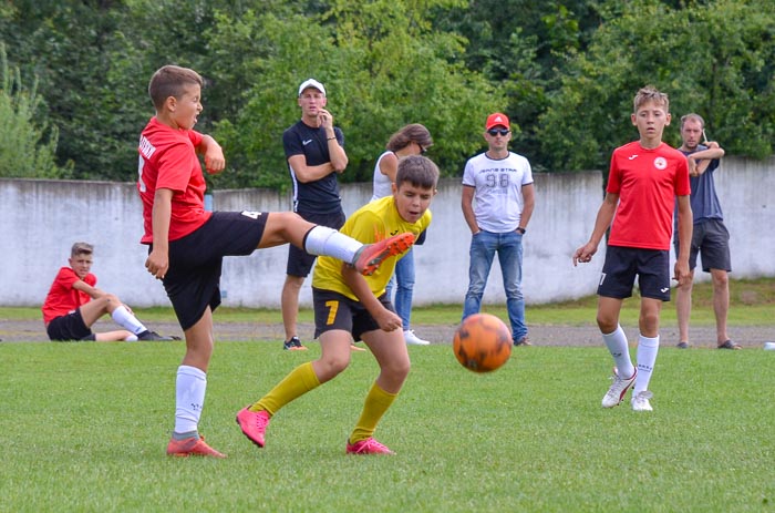 Group of people playing mini football Группа людей играющих в мини-футбол