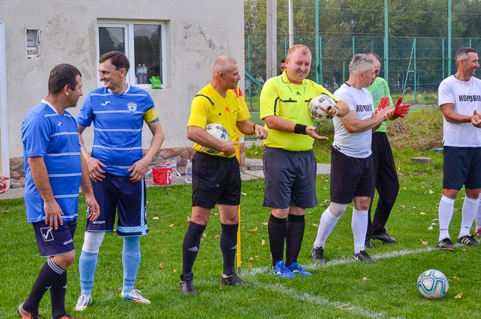 Group of people playing mini football Группа людей играющих в мини-футбол