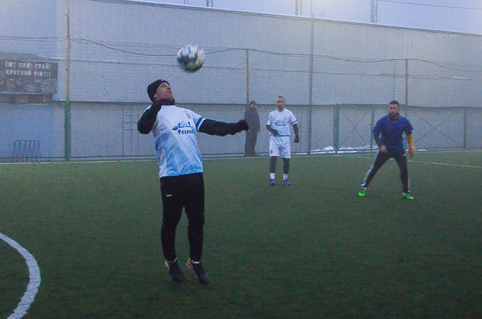 Group of people playing mini football Группа людей играющих в мини-футбол