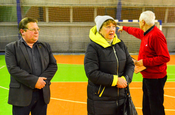 Group of people playing mini football Группа людей играющих в мини-футбол