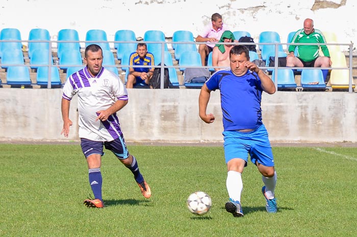 Group of people playing mini football Группа людей играющих в мини-футбол