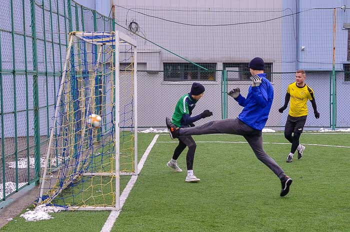 Group of people playing mini football Группа людей играющих в мини-футбол