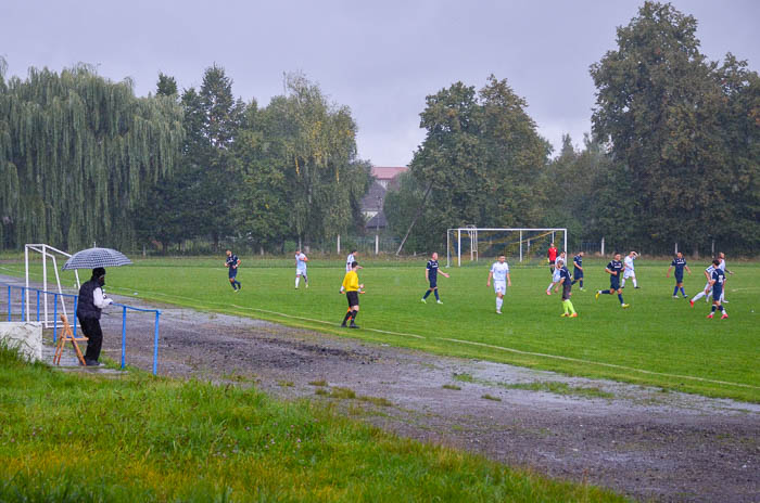 Group of people playing mini football Группа людей играющих в мини-футбол