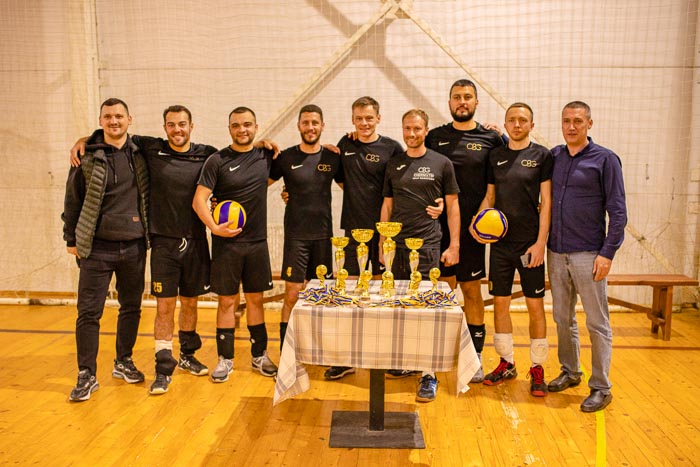 Group of people playing mini football Группа людей играющих в мини-футбол