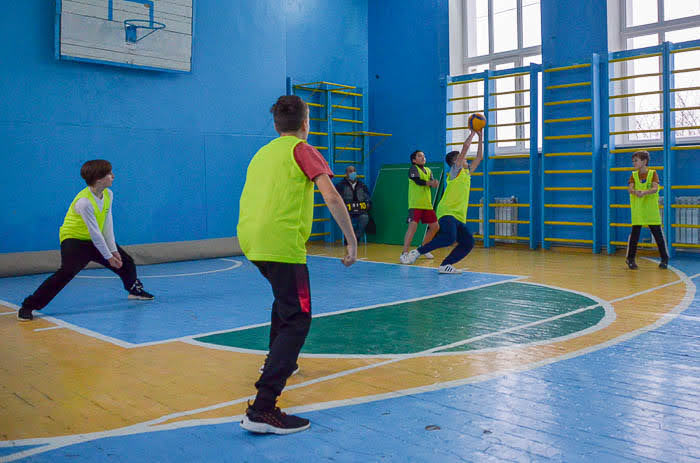 Group of people playing mini football Группа людей играющих в мини-футбол