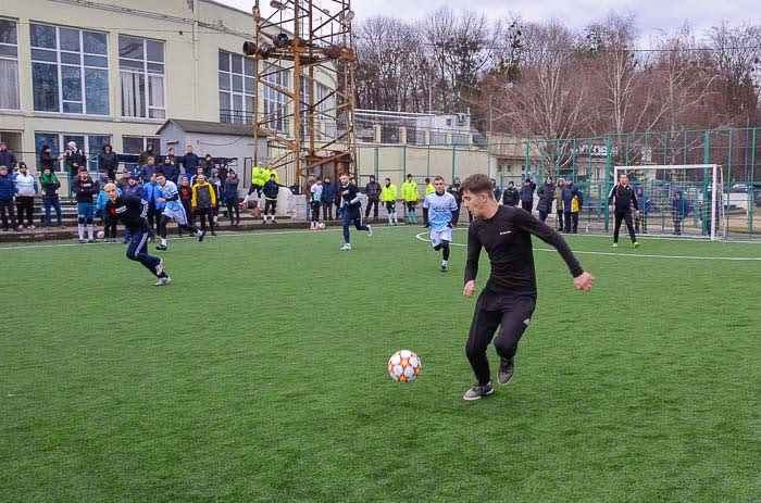 Group of people playing mini football Группа людей играющих в мини-футбол