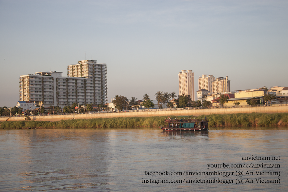 Du lịch Campuchia: thủ đô Phnom Penh nhìn từ dòng Mê Kông