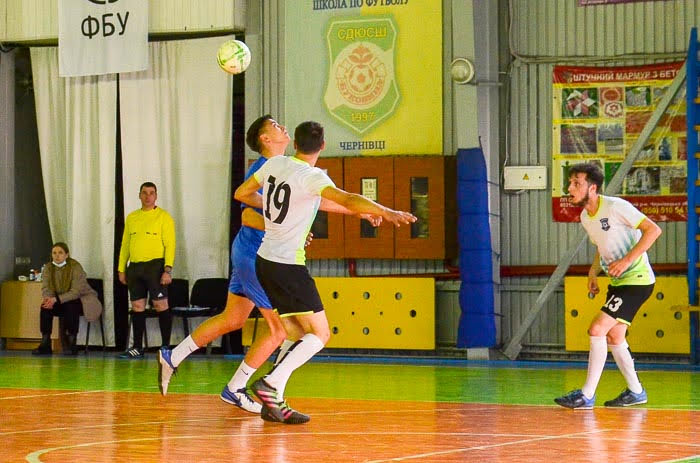 Group of people playing mini football Группа людей играющих в мини-футбол