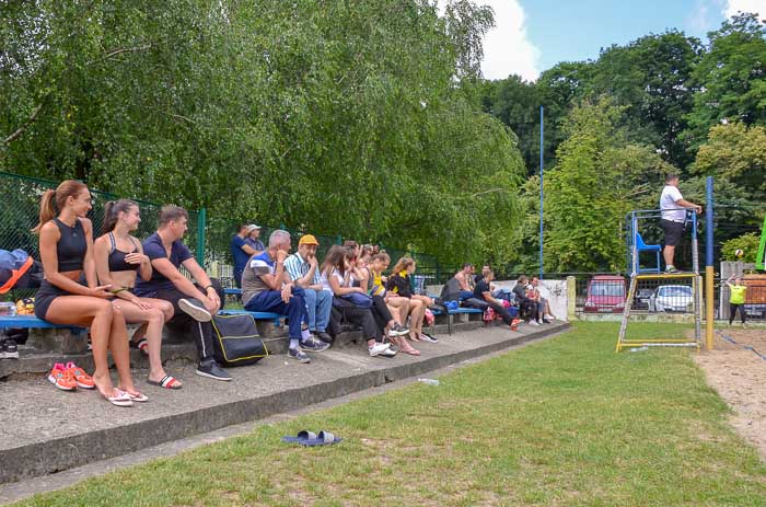 Group of people playing volleyball Группа людей играющих в волейбол