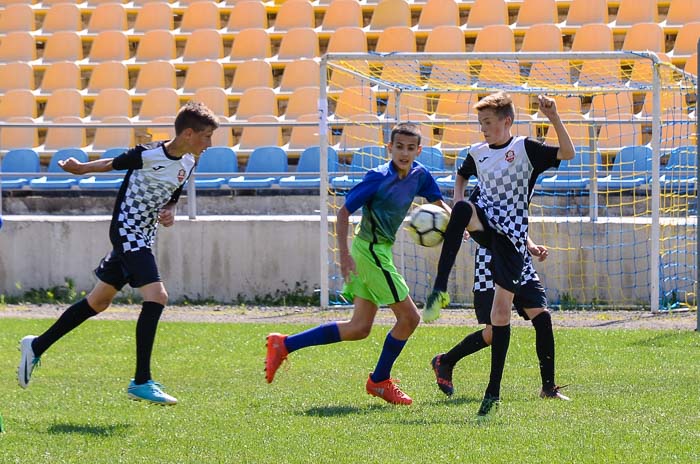 Group of people playing mini football Группа людей играющих в мини-футбол