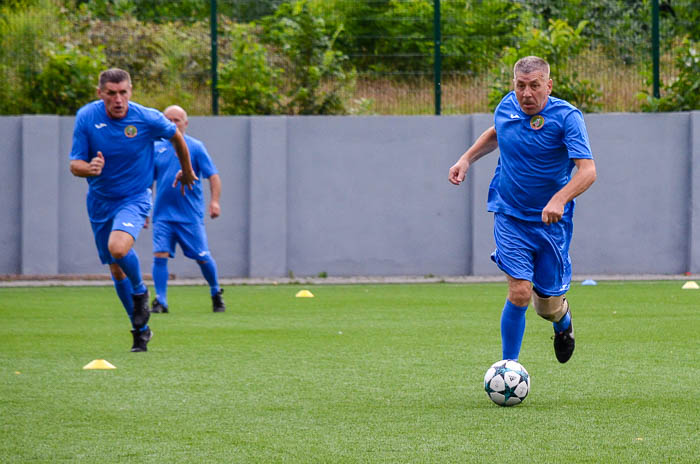 Group of people playing mini football Группа людей играющих в мини-футбол