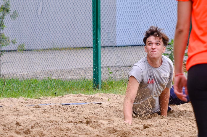 Group of people playing volleyball Группа людей играющих в волейбол