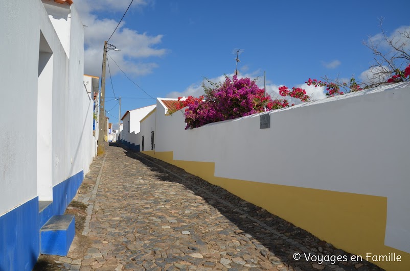 Monsaraz, Escritas de pedra e cal - Outeiro