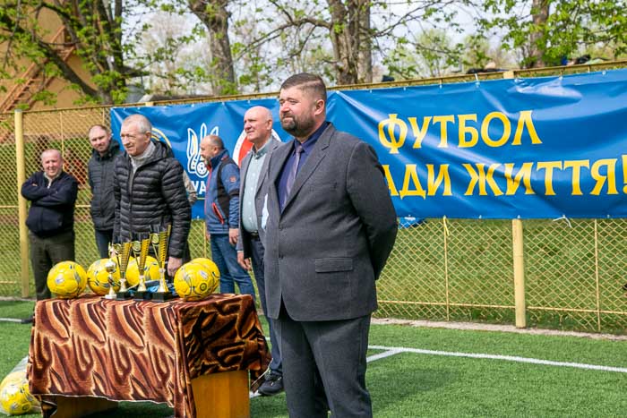 Group of people playing mini football Группа людей играющих в мини-футбол