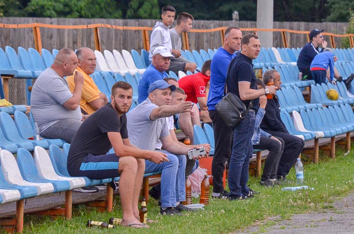 Group of people playing mini football Группа людей играющих в мини-футбол