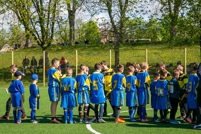 Group of people playing mini football Группа людей играющих в мини-футбол