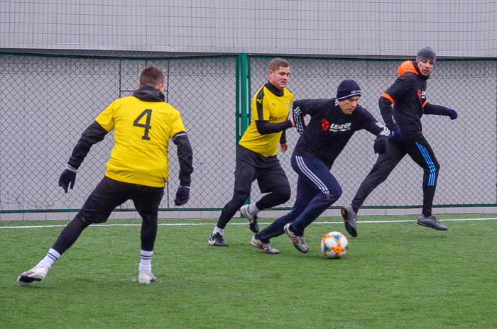 Group of people playing mini football Группа людей играющих в мини-футбол